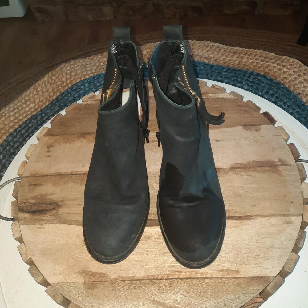 AWESOME Steve Madden black booties with Gold accent size 9